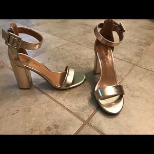 Report gold block heels size 6